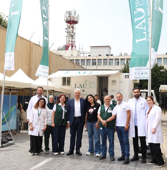 في اليوم العالمي للامتناع عن التدخين: العيادة النقّالة للجامعة اللبنانية الأميركية تقدّم فحوصات وقائية