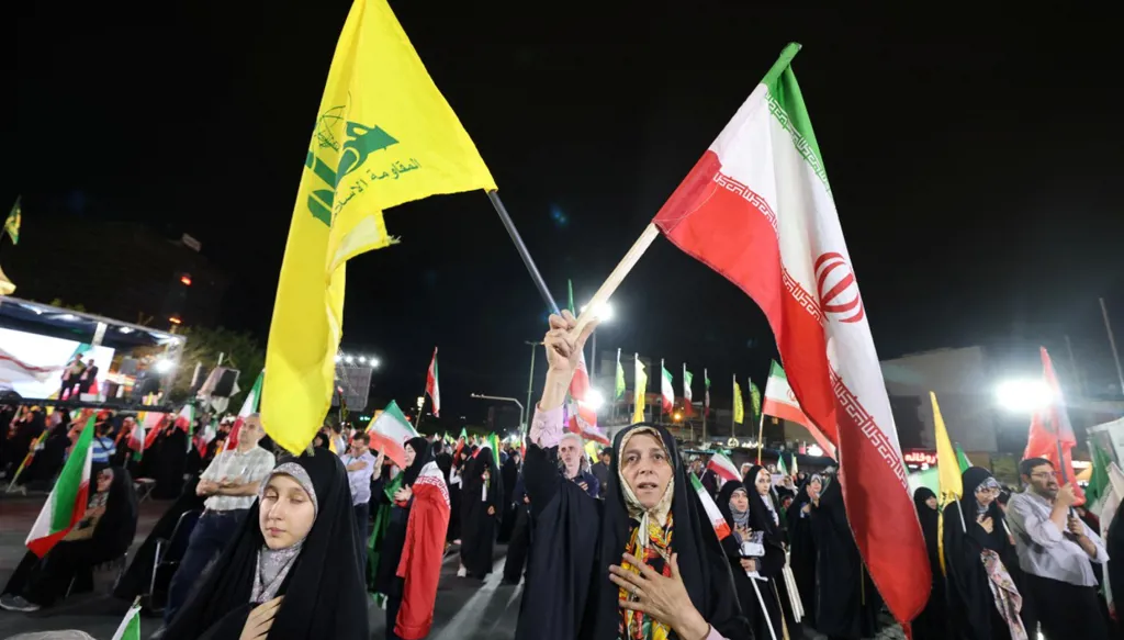إيران تستميت لإنقاذ نفوذها في لبنان