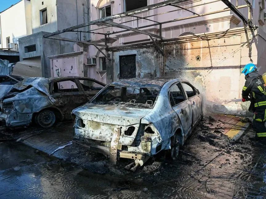 البحرين: إصابة طفلة واحتراق مركبات وتضرر منازل جراء هجمات إيرانية