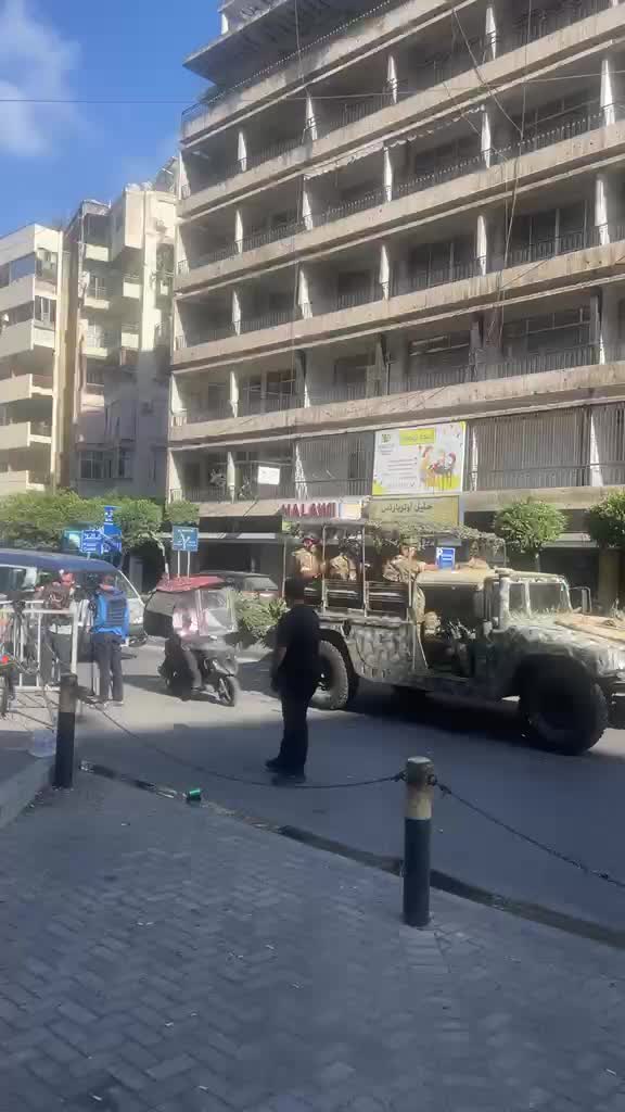 الجيش اللبناني يعيد فتح طريق الغبيري