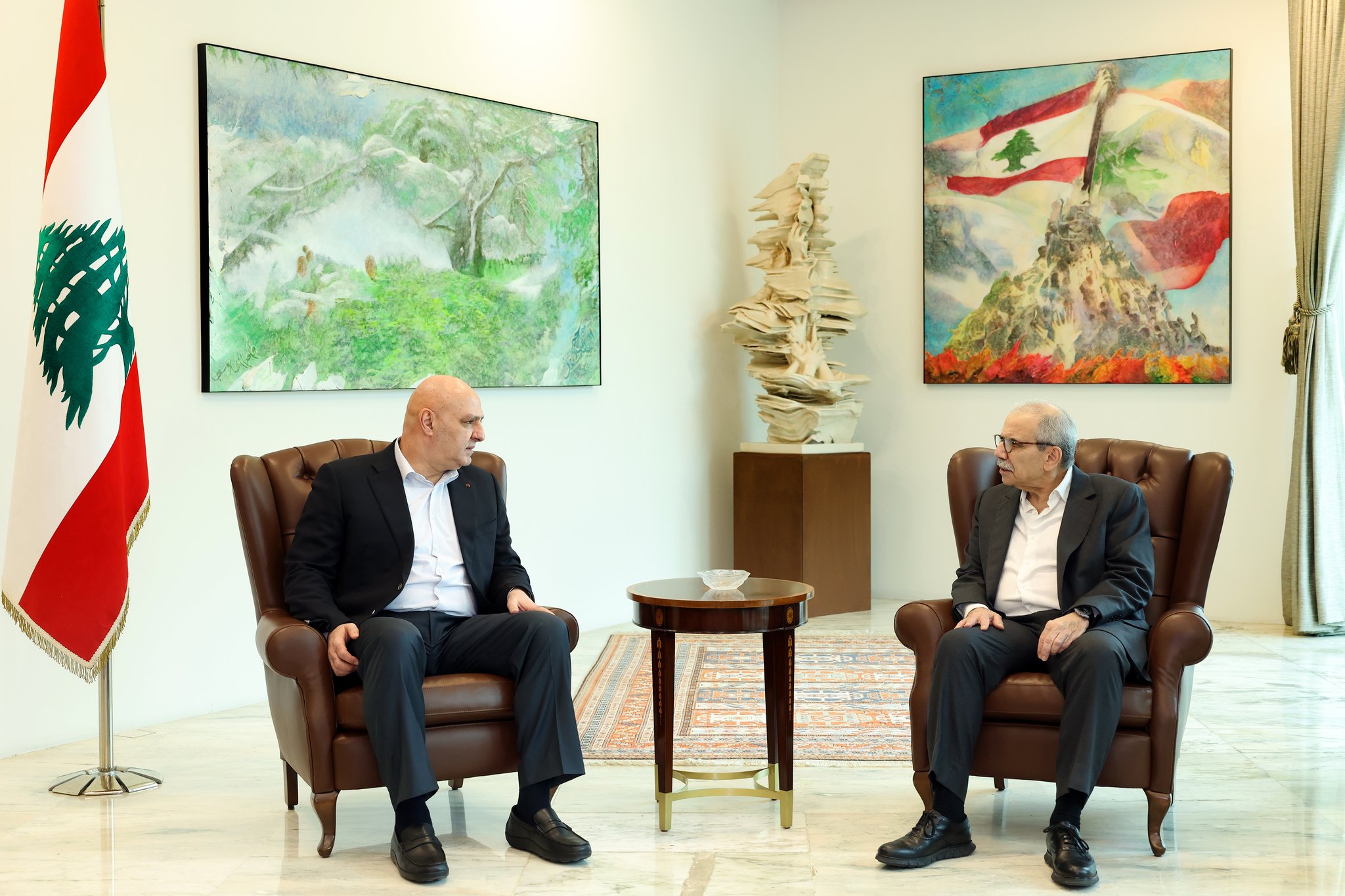 لبنان يتمسّك بمسار التفاوض ويرفض إبقاءه ورقة بيد إيران<br />
ترامب يريد أن يتولّى الشرع أمر 