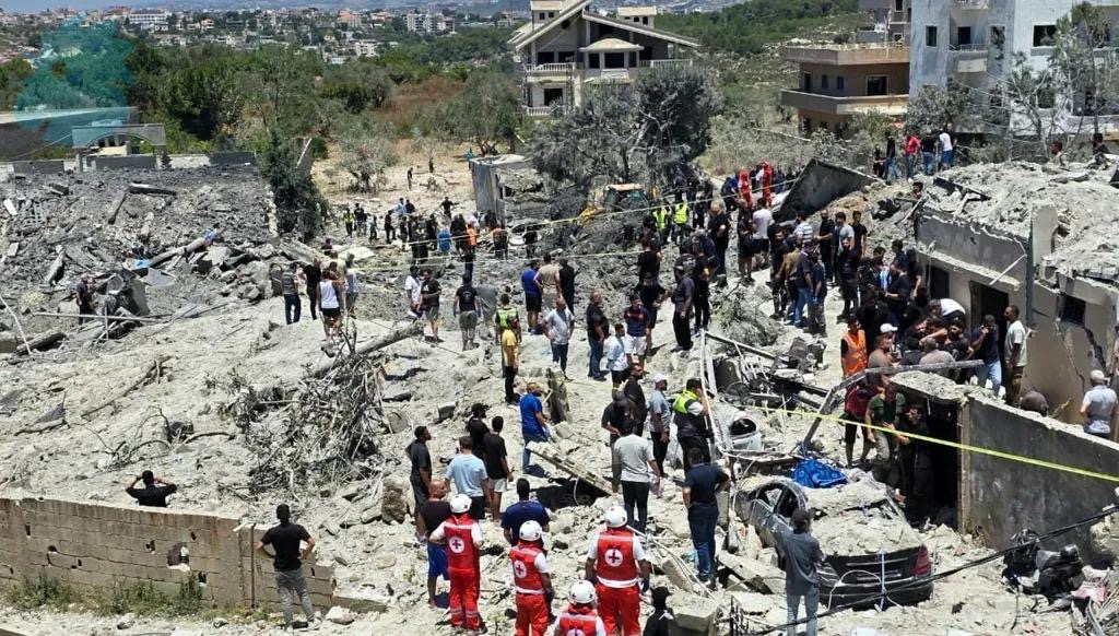 بالفيديو - ٧ ضحايا و ١٣ جريحاً ودمار واسع جراء غارة إسرائيلية بثلاثة صواريخ على قناريت
