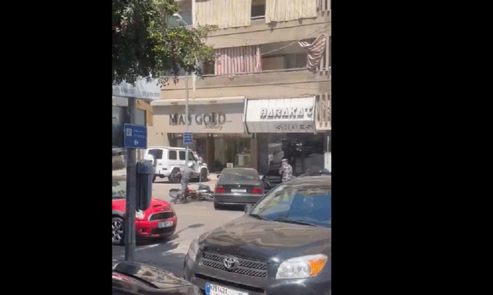 إطلاق نار ومحاولة دهس دراج في قوى الأمن بالزلقا!