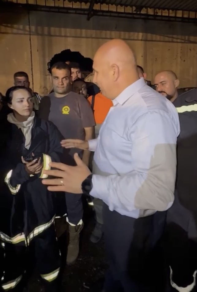 الدفاع المدني واصل عمليات التبريد ليلاً إثر الحريق الهائل في مخزن تابع لوزارة الاتصالات بالدكوانة