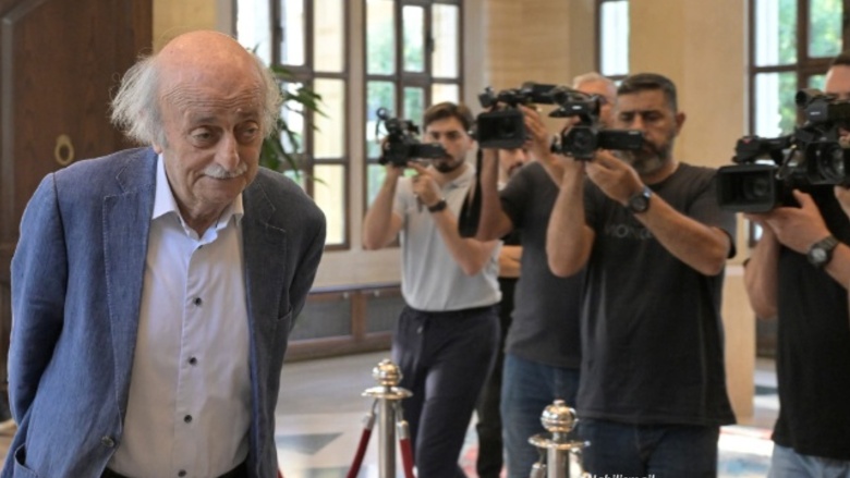 وسط فوضى الاتفاقات… جنبلاط يحذّر ممّا يتنافى مع سيادة الدولة وينقضّ على عقيدة الجيش