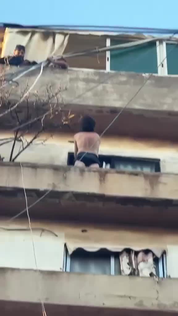 بالفيديو: استنفار في منطقة طريق الجديدة بعد محاولة شاب الانتحار