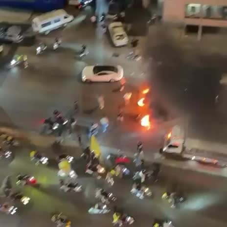 مناصرو “حزب الله” يقطعون طريق سليم سلام بالإطارات المشتعلة احتجاجاً على الاتفاق الإطاري