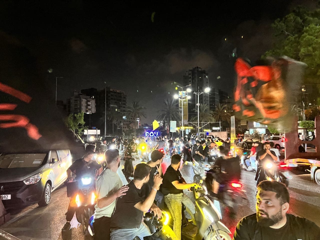 الجيش  يقطع الطريق أمام الدراجات النارية عند مستديرة الطيونة… وتجمع للدراجات وقطع طريق المطار