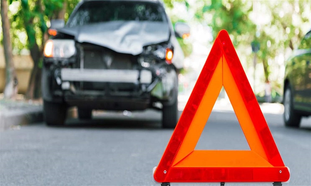 حادث بين سيارة وحافلة تقل عسكريين على أوتوستراد العقيبة