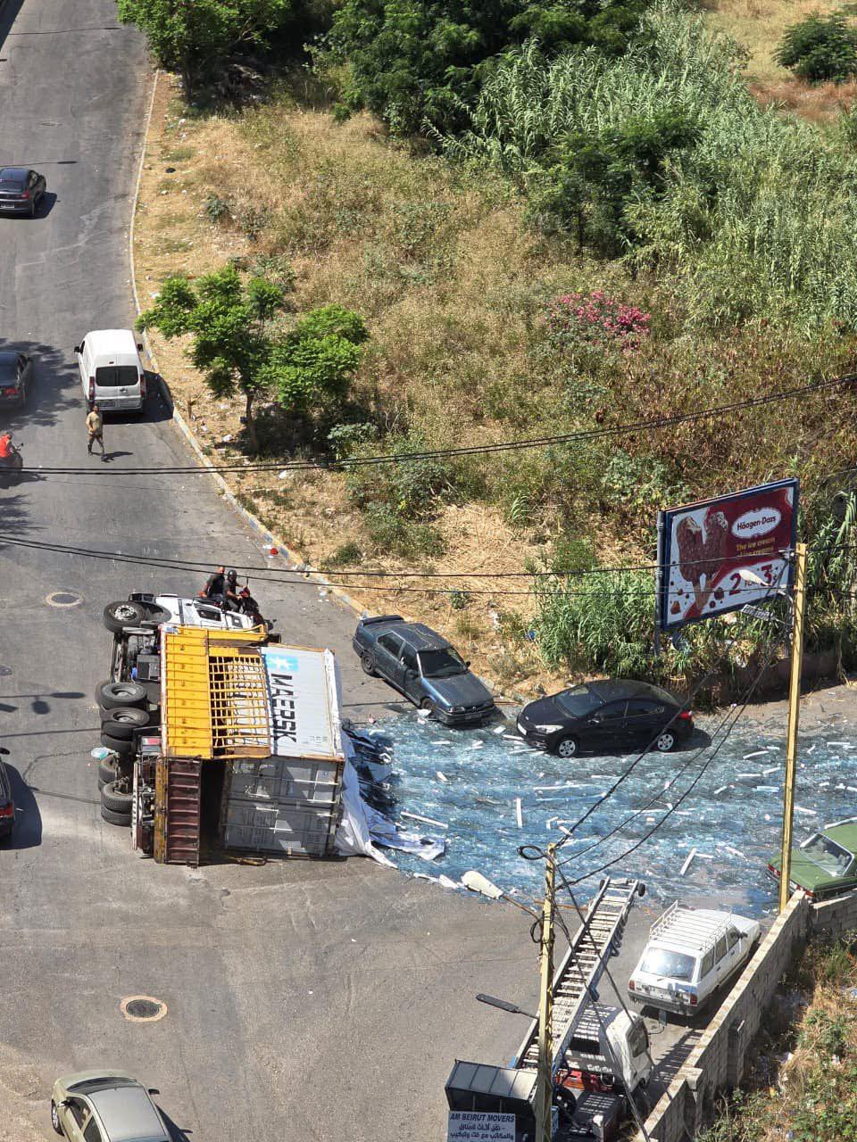 انقلاب شاحنة محمّلة بالزجاج في الدكوانة وحركة السير متأثرة