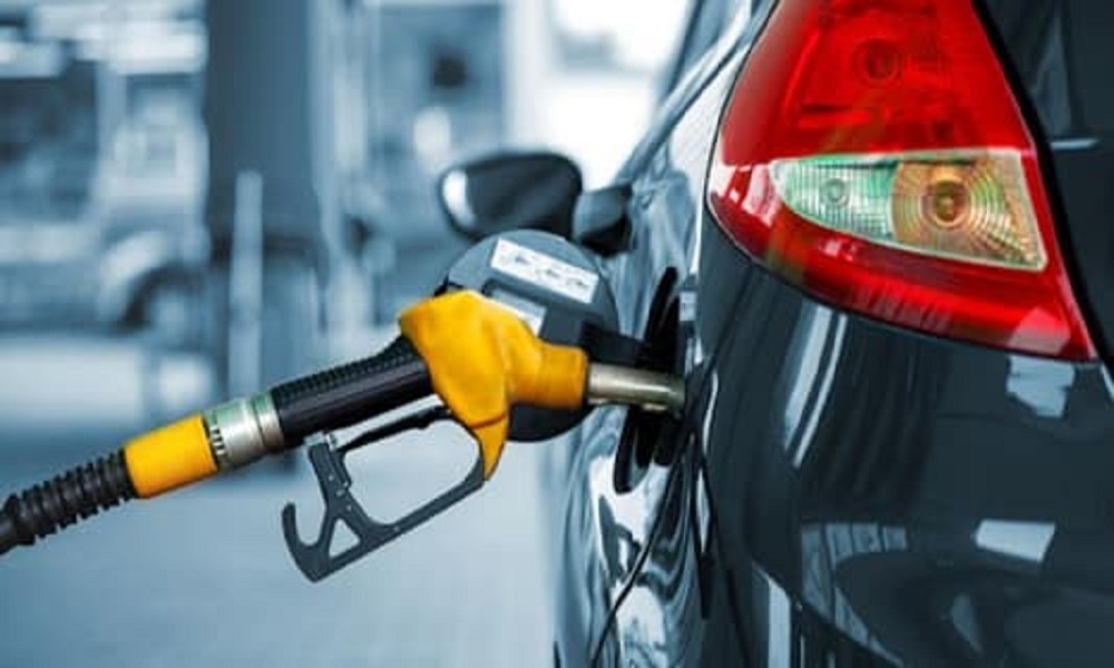 زيتون: أسعار البنزين لم تنخفض.. والحكومة مطالبة