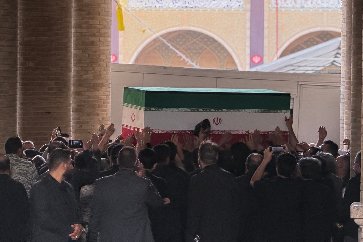وصول جثمان المرشد الإيراني علي خامنئي إلى مصلّى الإمام الخميني في طهران