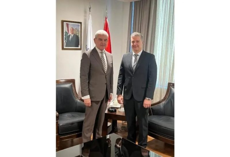 وزير الصناعة يعزي سفير فنزويلا ويبحث آفاق التعاون الاقتصادي