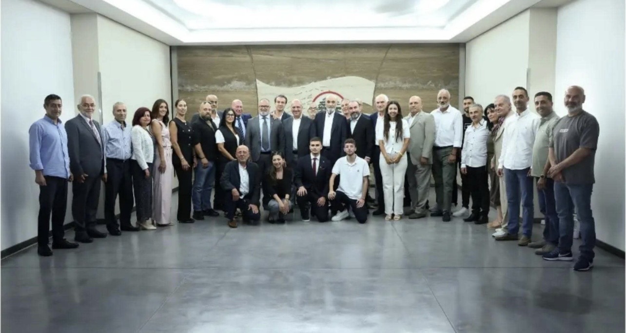 جعجع بحث مع وفد من فاعليات الضاحية في شؤون المناطق