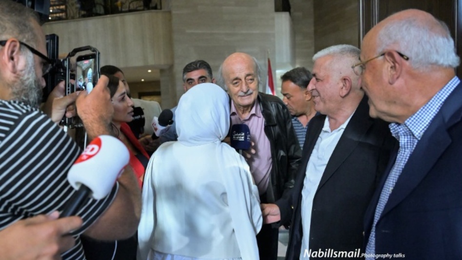 حداد في لبنان على رحيل الامير حمد وجنبلاط يصفه برجل الدولة الاستثنائي<br />
ضربات أميركية على ايران تعيق المضي بالاقتراح العماني لحل أزمة هرمز