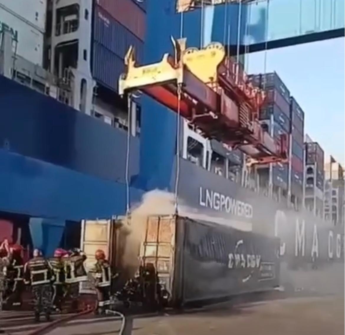 حريق داخل مرفأ بيروت… وإطفاء بيروت يتدخل