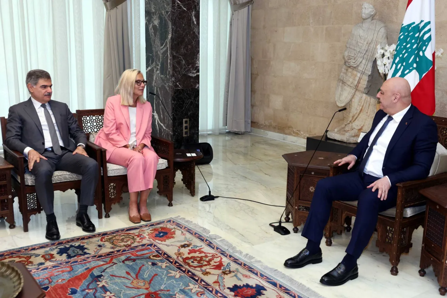 الرئيس اللبناني يراهن على مفاوضات روما لفرض انسحاب إسرائيلي<br />
اتصالات الساعات الأخيرة... وهجوم مضاد من «حزب الله»