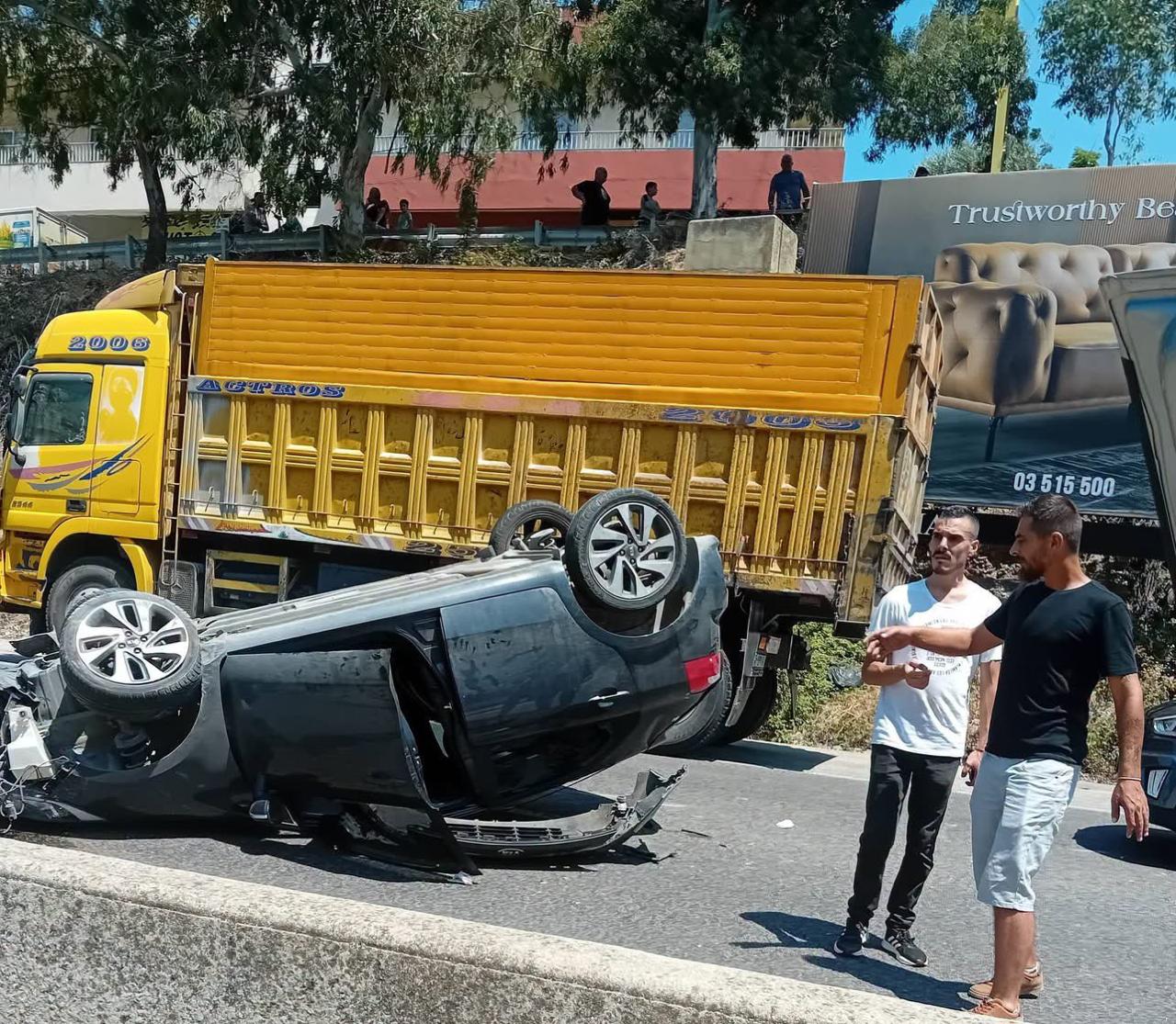 إصابة أم وأطفالها في انقلاب سيارتها على أوتوستراد البترون