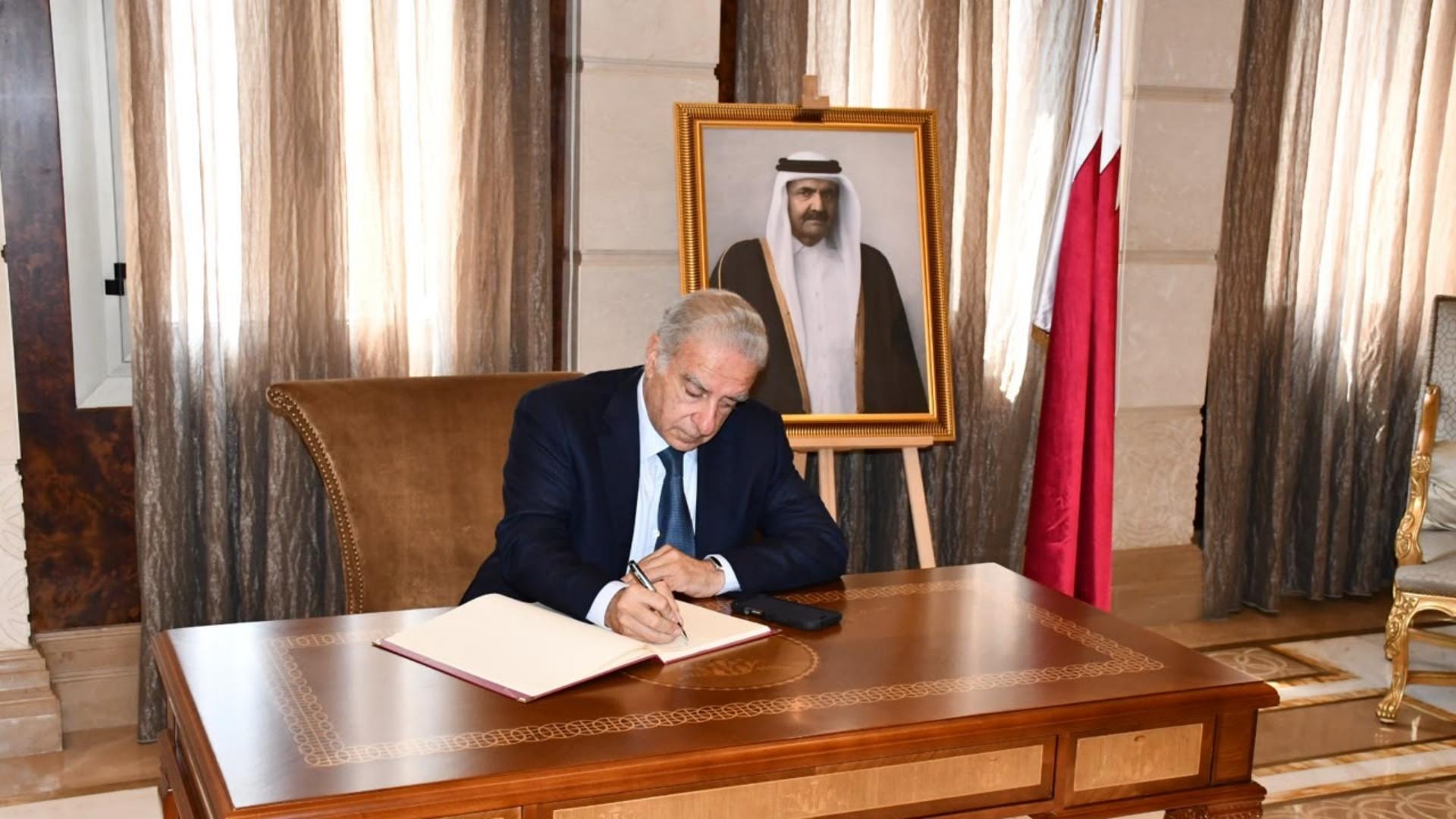 فرعون قدّم التعازي بوفاة الشيخ حمد بن خليفة آل ثاني