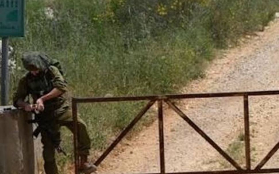 إسرائيل تحقق في هوية رجل عُثر عليه مقيدًا على حدود لبنان