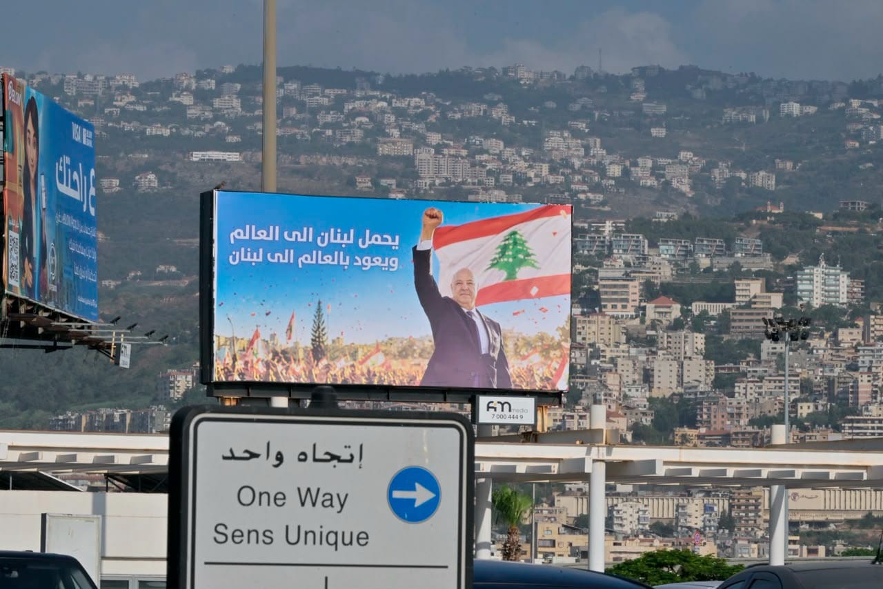 بالصوَر: لافتات مؤيدة للرئيس عون على طريق المطار