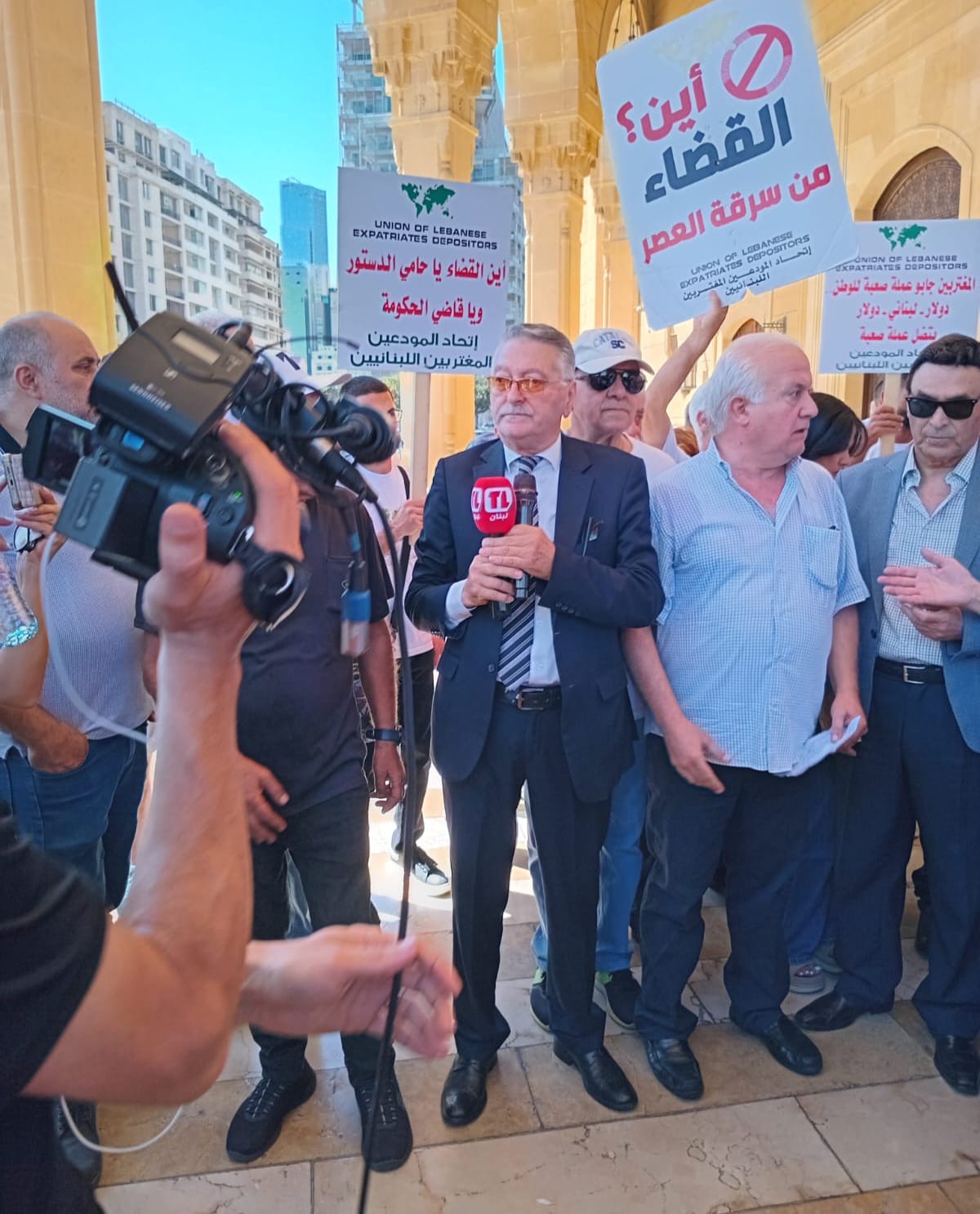 توتر أمام مصارف في سن الفيل… إضرام نار وهجوم خلال تحرك احتجاجي