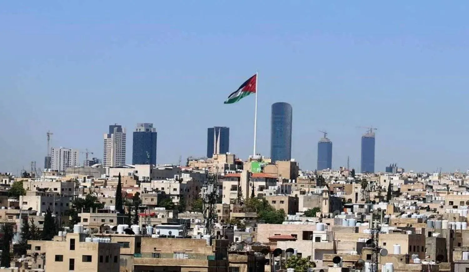 الحرس الثوري يعلن إطلاق صواريخ باليستية على قاعدة أميركية والأردن تعلن اعتراض 5 صواريخ إيرانية