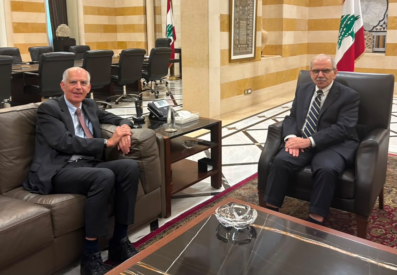 السفير الفرنسي في السراي الحكومي