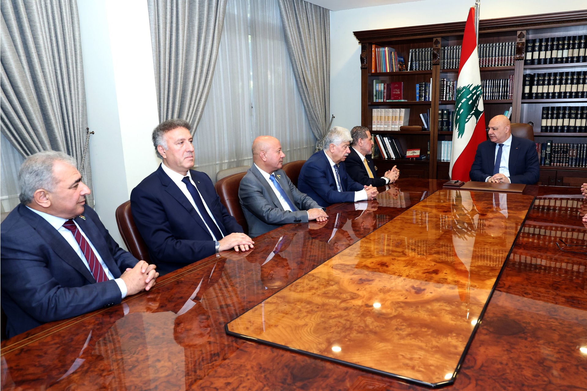ماذا دار في اللقاء بين الرئيس عون والممثل الخاص للرئيس الفلسطيني؟