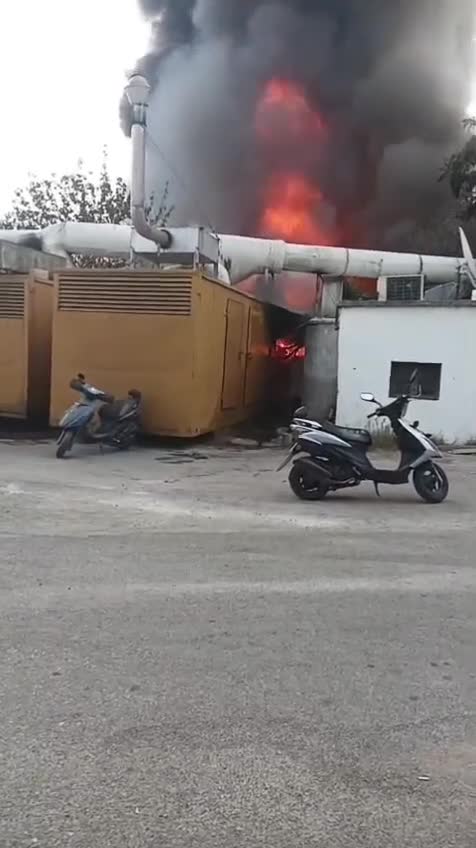 بالفيديو: حريق كبير في الحازمية - المكلس