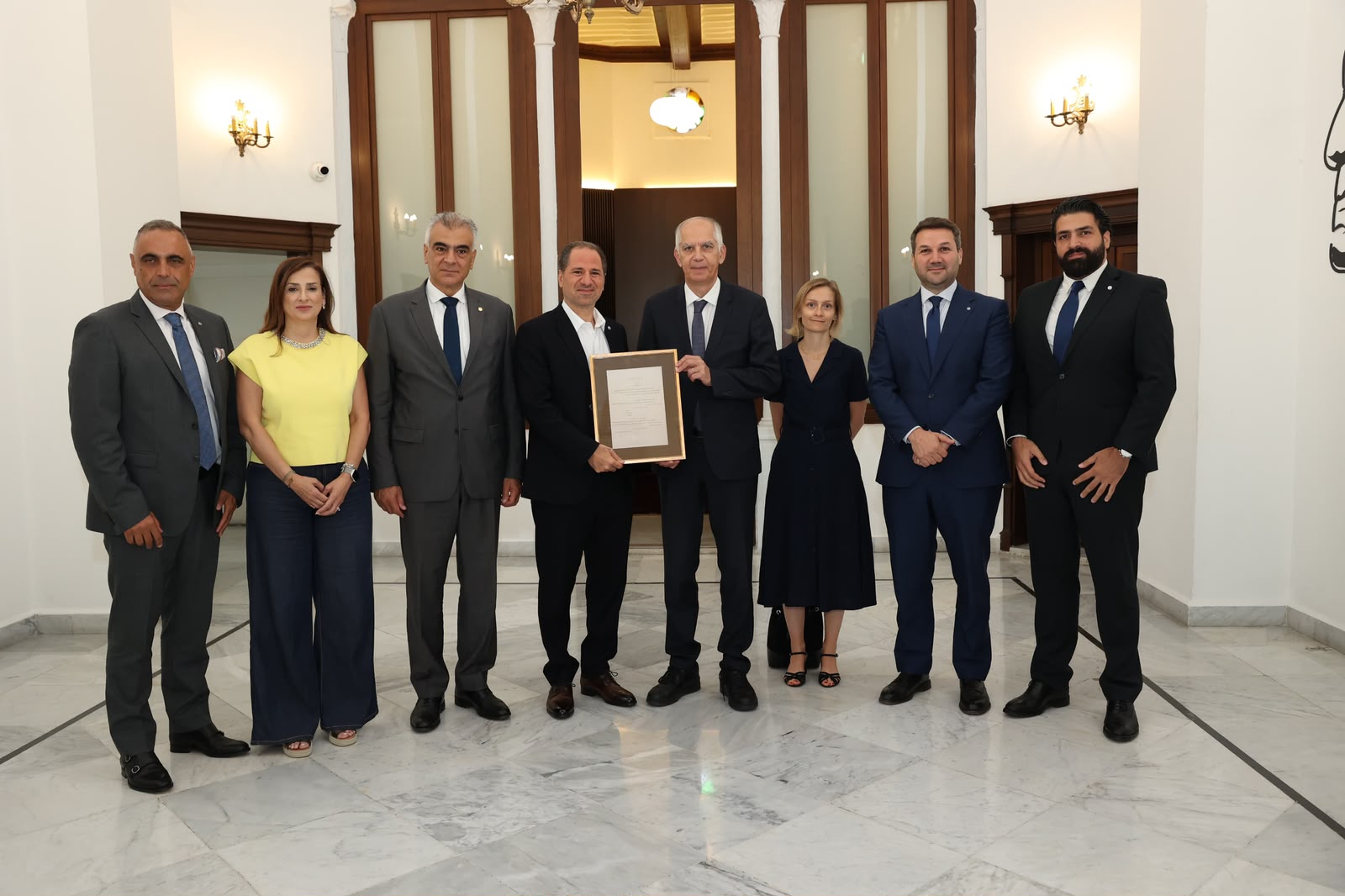 الجميل يودّع السفير الفرنسي ويؤكد أهمية دعم الدولة اللبنانية وحصر السلاح بيد الشرعية