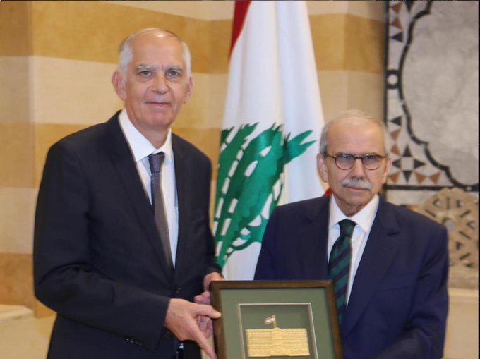 سلام يودّع السفير الفرنسي ماغرو ويقدّم له درعًا تذكارية