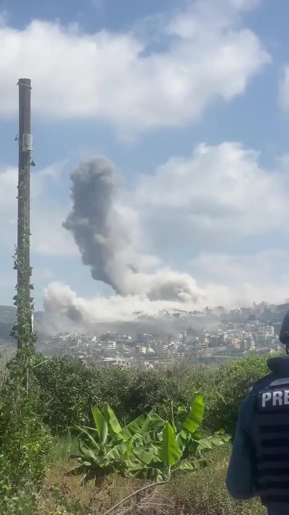 الجيش الإسرائيلي يعلن استهداف بنى تحتية لحزب الله في جنوب لبنان رداً على مقتل جنديين قرب مجدل زون