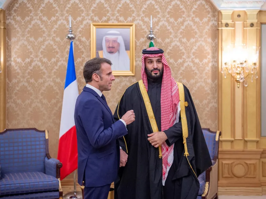 ولي العهد السعودي وماكرون يبحثان مستجدات الأحداث الإقليمية