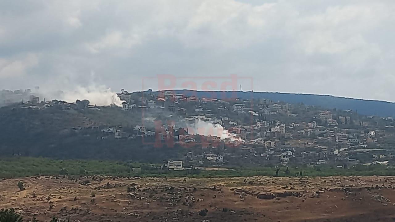 قنابل فوسفورية وغارات تستهدف محيط بلدة المنصور