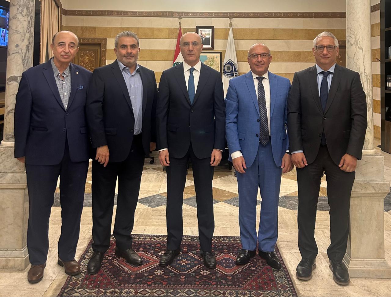 وفد تجمع نقباء المهن الصحية يسلّم وزير الداخلية ملف منتحلي صفة العاملين في القطاع الصحي