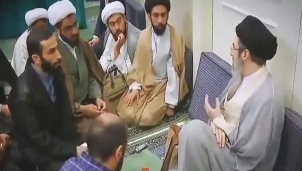 فيديو جديد لمجتبى خامنئي يثير الجدل بشأن وضعه الصحي