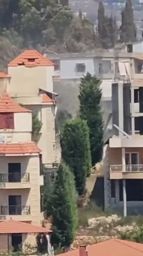 الجيش الاسرائيلي يجرف منازل في زوطر الشرقية
