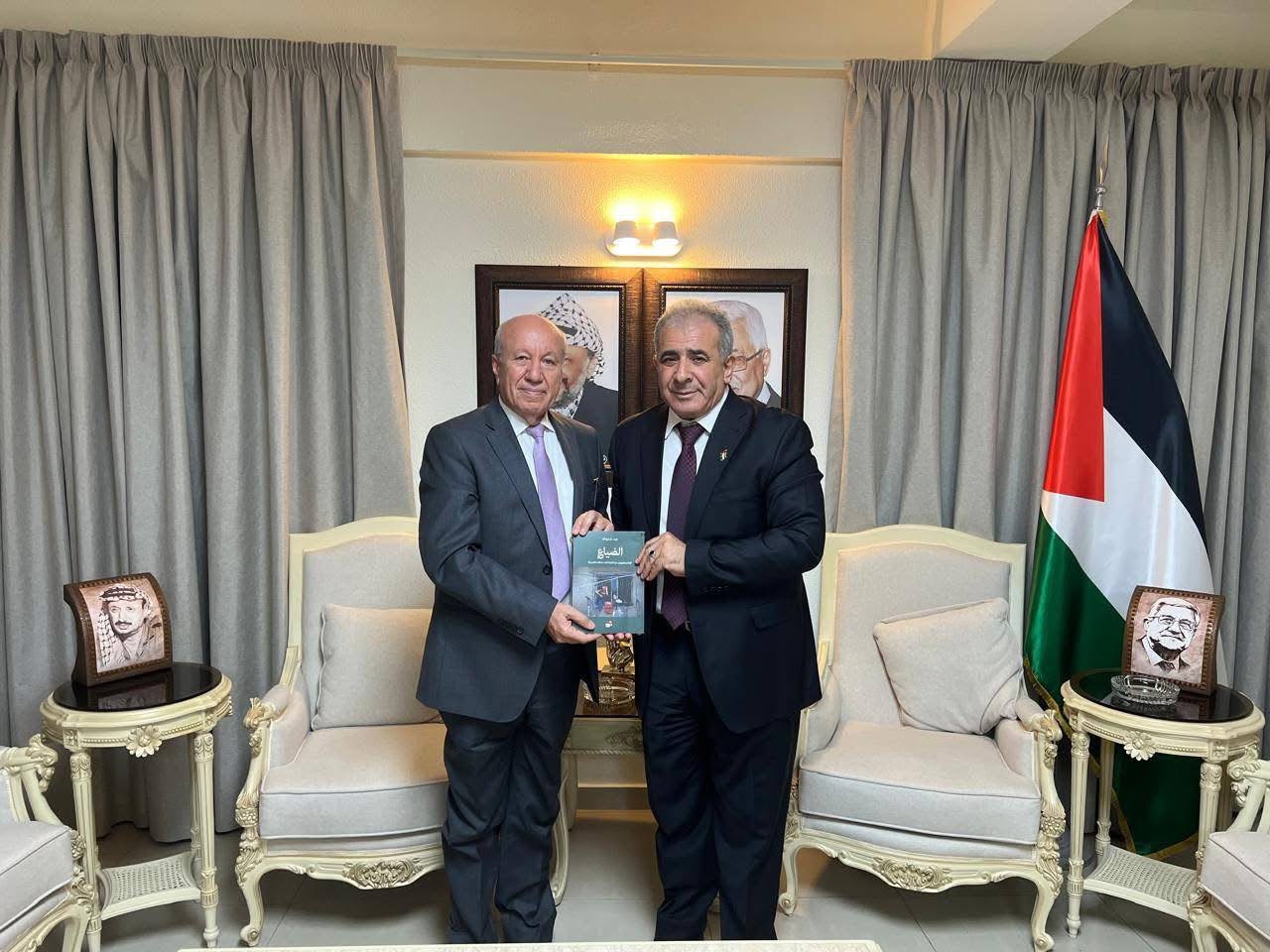 السفير الفلسطيني في لبنان يستقبل الصحافي عبد معروف