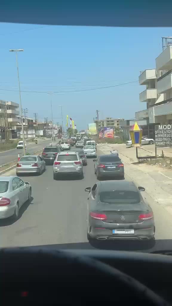 بالفيديو: حركة نزوح كثيفة من الزهراني