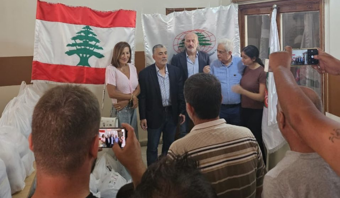 الجامعة الثقافية في العالم تقف إلى جانب أهل الجنوب وتزور المدرسة الرسمية في حارة صخر لتقديم المساعدات