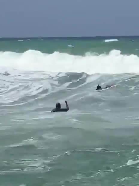 الدفاع المدني يحذّر من السباحة على طول الشاطئ اللبناني بسبب ارتفاع الأمواج