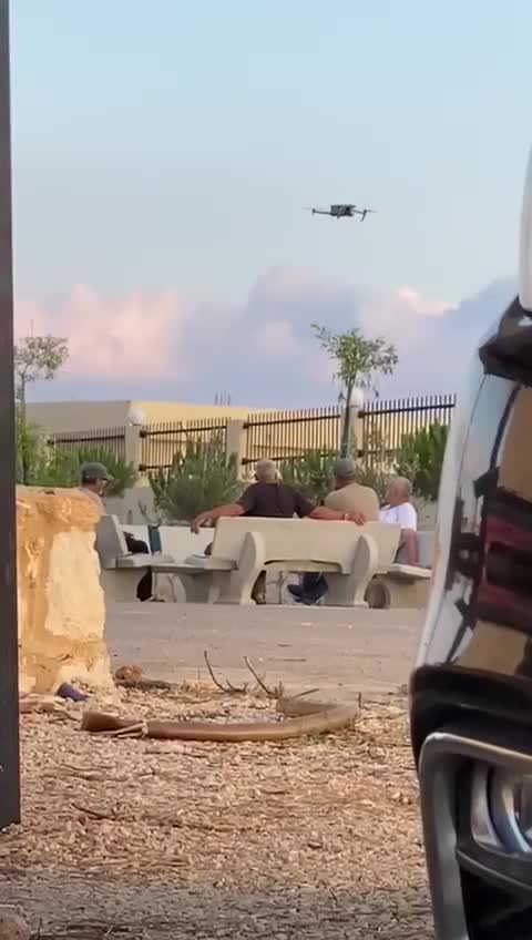 درون إسرائيلي يحلّق على علو منخفض جداً فوق الأهالي