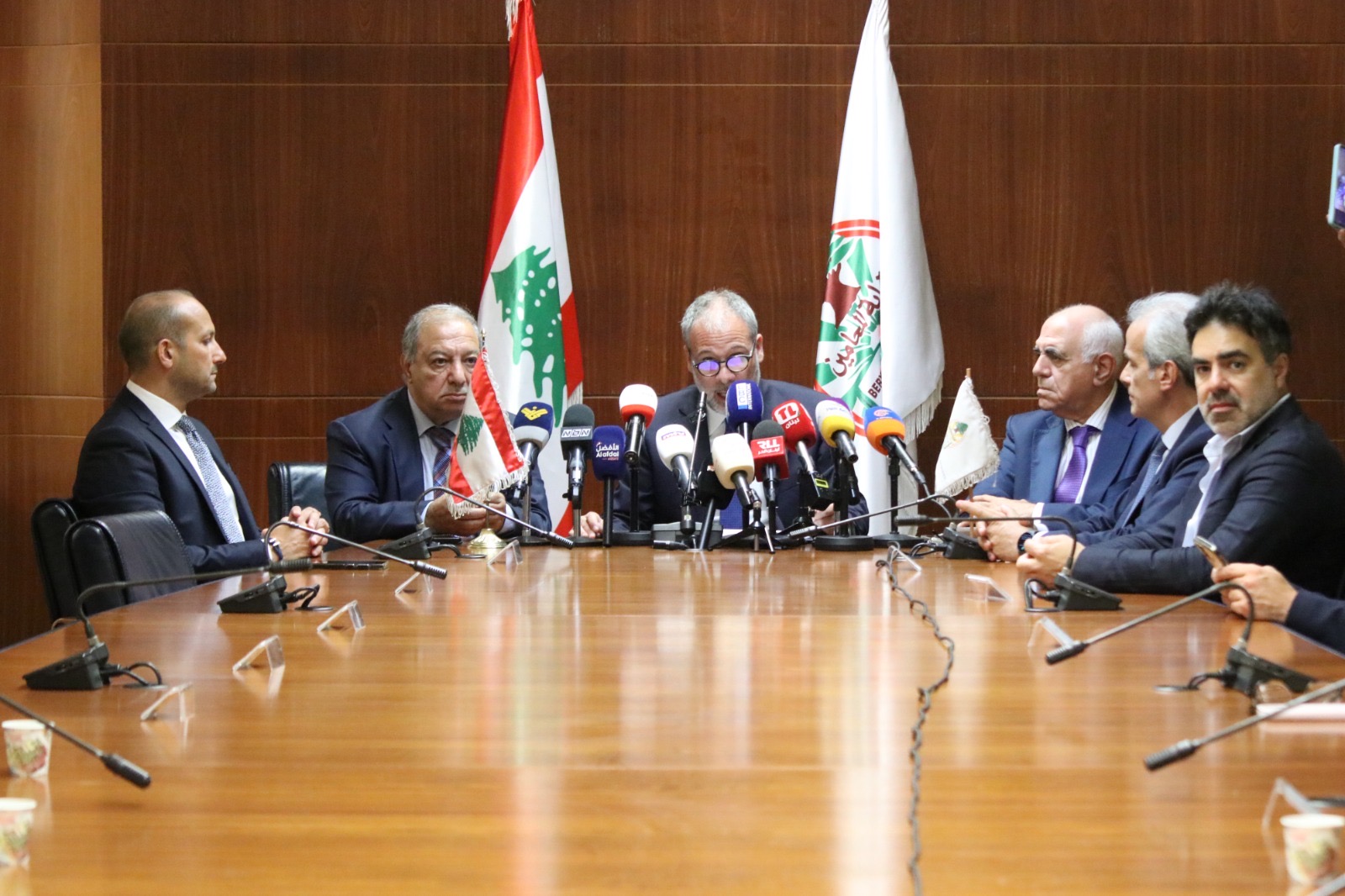 نقيب المحامين في مؤتمر صحافي عن قانون الإعلام : يتضمن إصلاحات مهمة 
الكعكي : لقانون ينظم  التواصل الاجتماعي
القصيفي : كان من الممكن ان  يكون مثاليا لو أخذ براينا