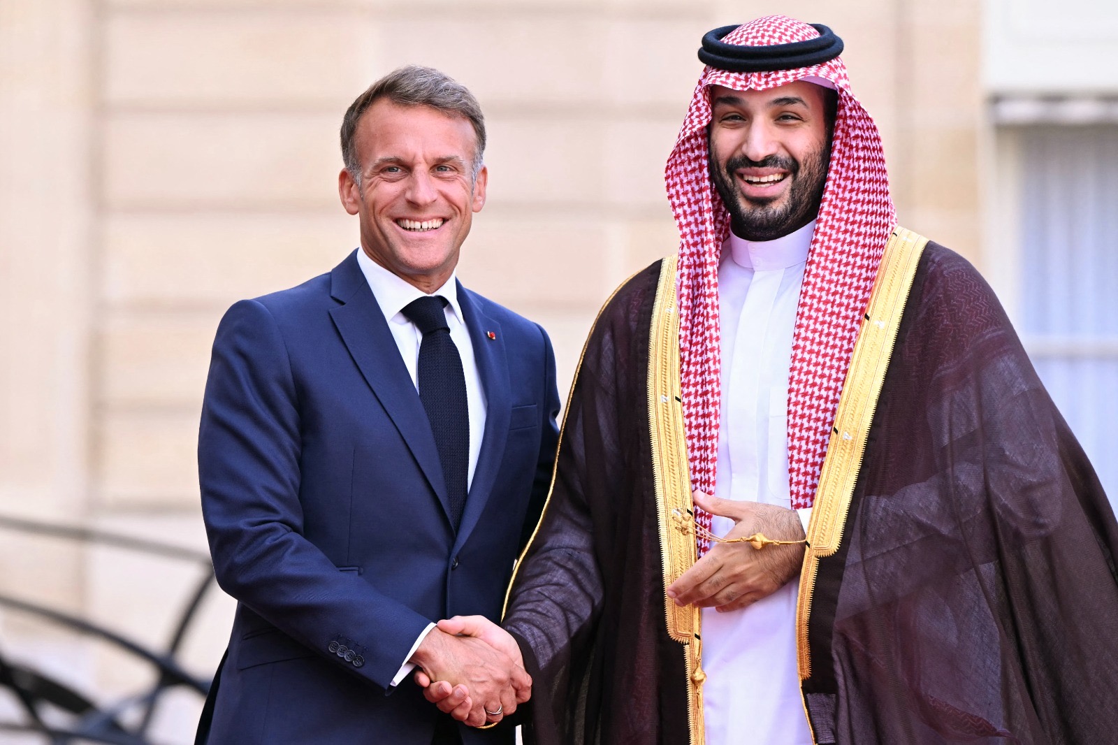 ماكرون يستقبل ولي العهد السعودي في متحف الجيش بباريس