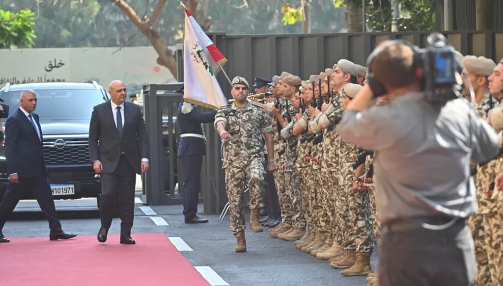 الرئيس عون في عيد الأمن العام: أتيت لأنحني أمام الشهداء وأستمد المعنويات منكم
وأدعوكم لعدم التأثر بـ”التافهين” على وسائل التواصل الاجتماعي
