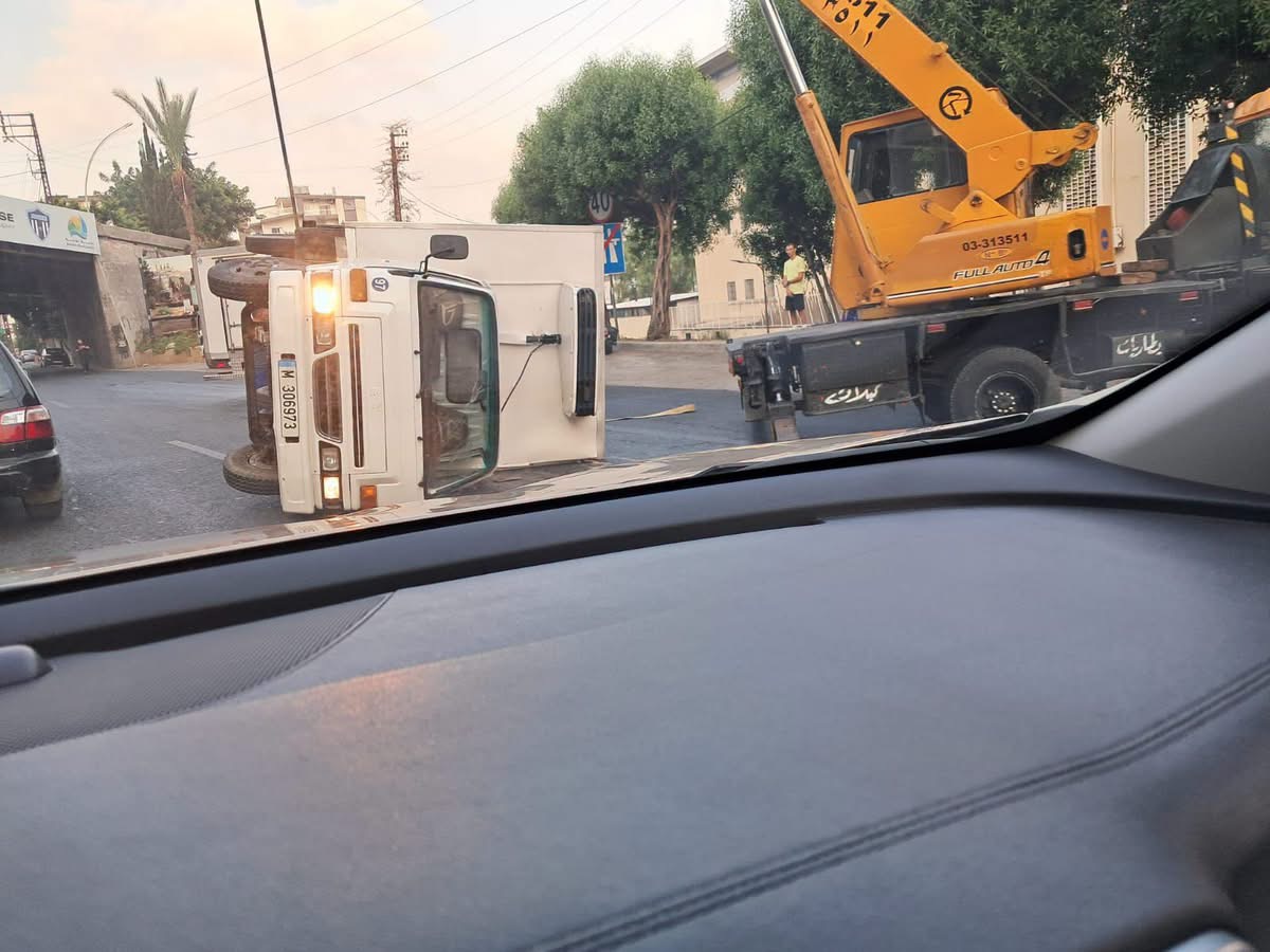 انقلاب «بيك أب» تحت جسر فؤاد شهاب في جونية