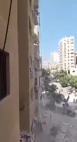 بالفيديو: انهيار جزئي لمبنى متضرر في حارة حريك
