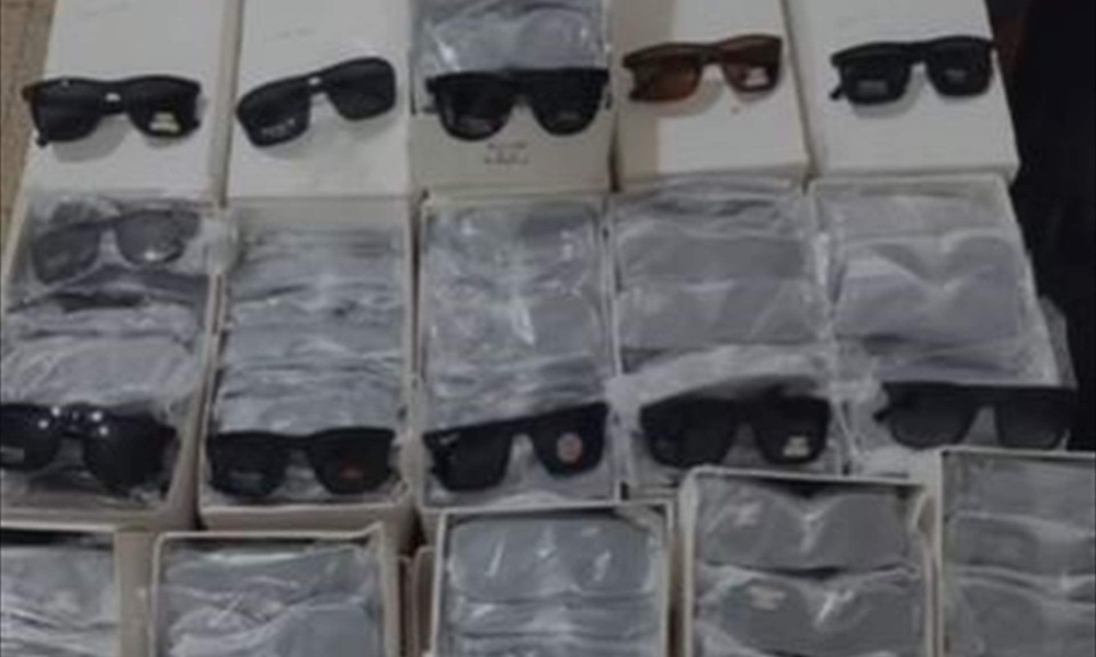 ضبط نظارات شمسيّة مُقلّدة وشوكولا مُهرّب!