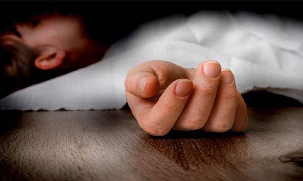 في مركبتا… وفاة طفل إثر سقوط ونش محمّل بالرمال عليه!